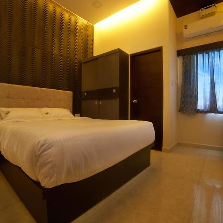 Jai Wings Hotel Puducherry Buitenkant foto