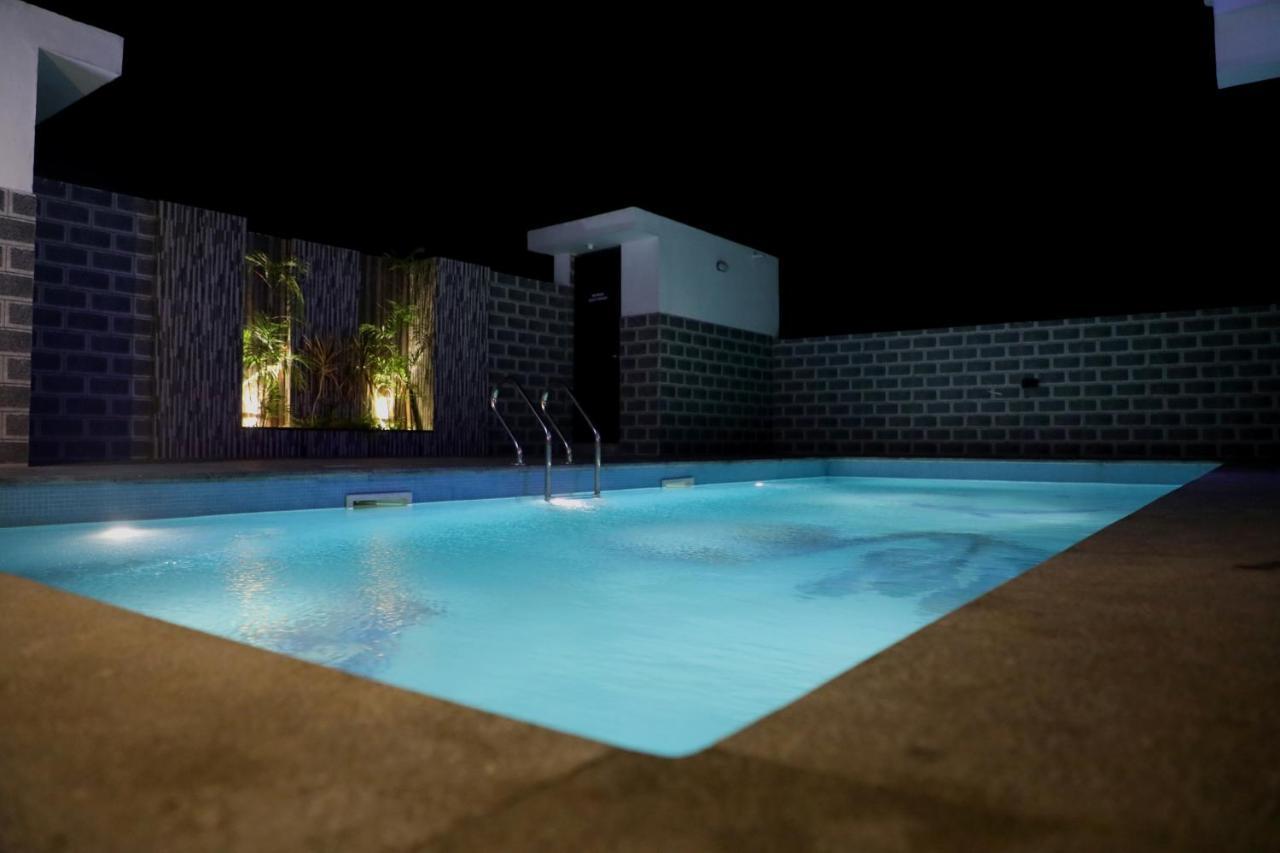 Jai Wings Hotel Puducherry Buitenkant foto